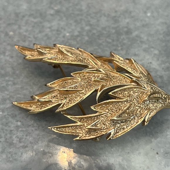 Vintage Trifari gold tone leaf brooch - Picture 3 of 5